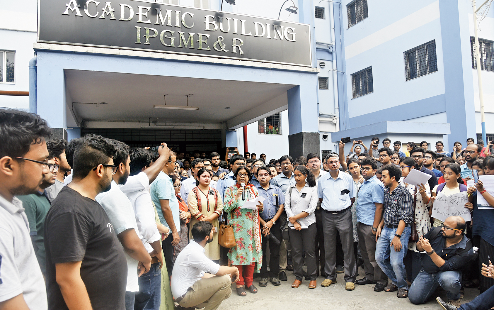 At least 175 senior doctors resigned en masse from SSKM Hospital on Friday afternoon. As hundreds of protesting junior doctors stood behind her, Arpita Ray Chaudhury, professor of nephrology, Institute of Post Graduate Medical Education and Research (IPGMER), read out a statement on behalf of the senior doctors.
The statement said: “We know that the people are the worst sufferers of this impasse and solidarity with the people has to be established as early as possible. Immediate stern steps have to be taken against all those involved in violence against doctors in an exemplary manner. We feel the authority is hiding its utter deficiencies in the healthcare system by diverting people’s grievances to the serving doctors. We are not enemies of the people.
“In the absence of any positive development in the last 24 hours from the administration, we, the following doctors, would like to offer our resignations from our service en masse.”