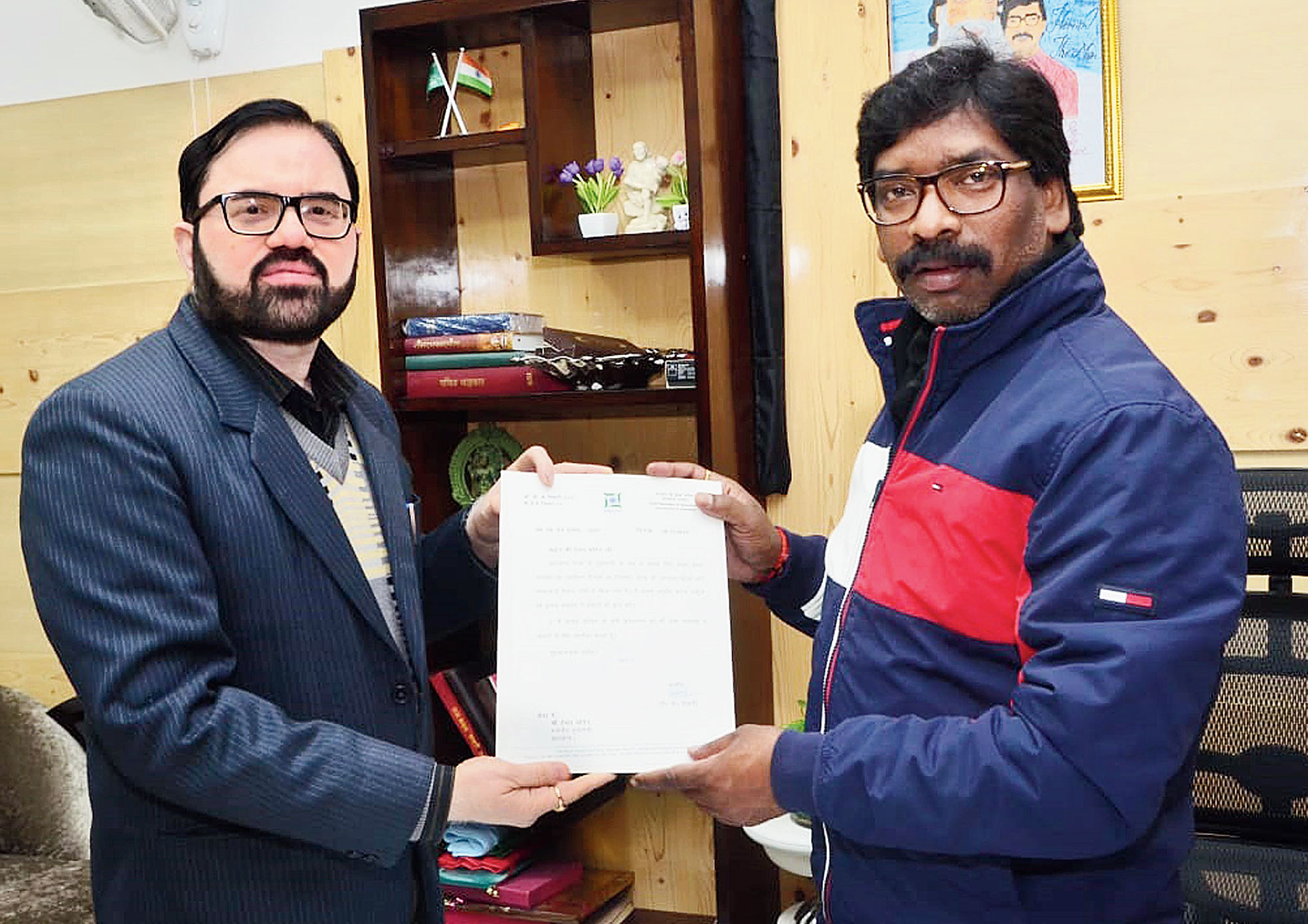 Jharkhand chief secretary DK Tiwary handovers Hemant Soren an invitation letter to take oath as CM at his residence in Ranchi on Thursday. 
