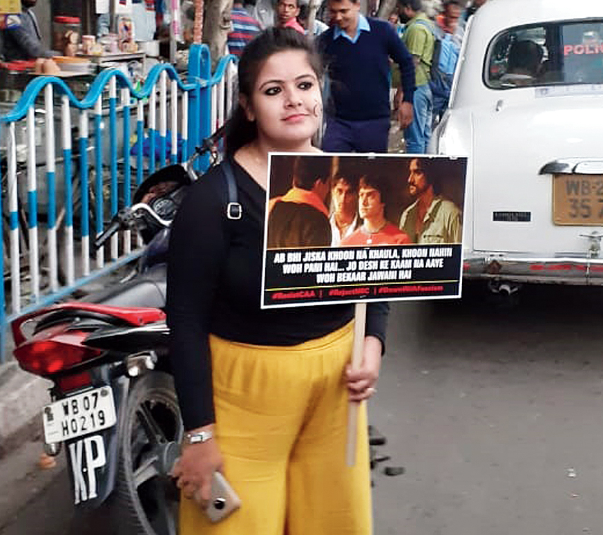 Shreya Das with a poster of Rang De Basanti