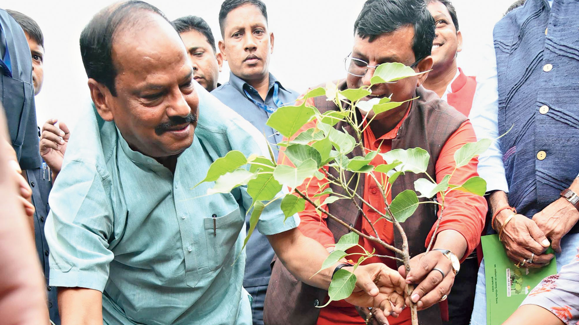 Chief minister Raghubar Das, students and NCC cadets plant saplings at Vammahotsav-cum-Nadi Mahotsav event on the banks of the river Jumar in Boreya, Ranchi, on Sunday. 
