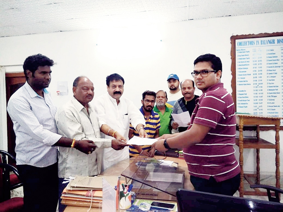 Balangir Action Committee members hand over the memorandum to collector Arindam Dakua. 