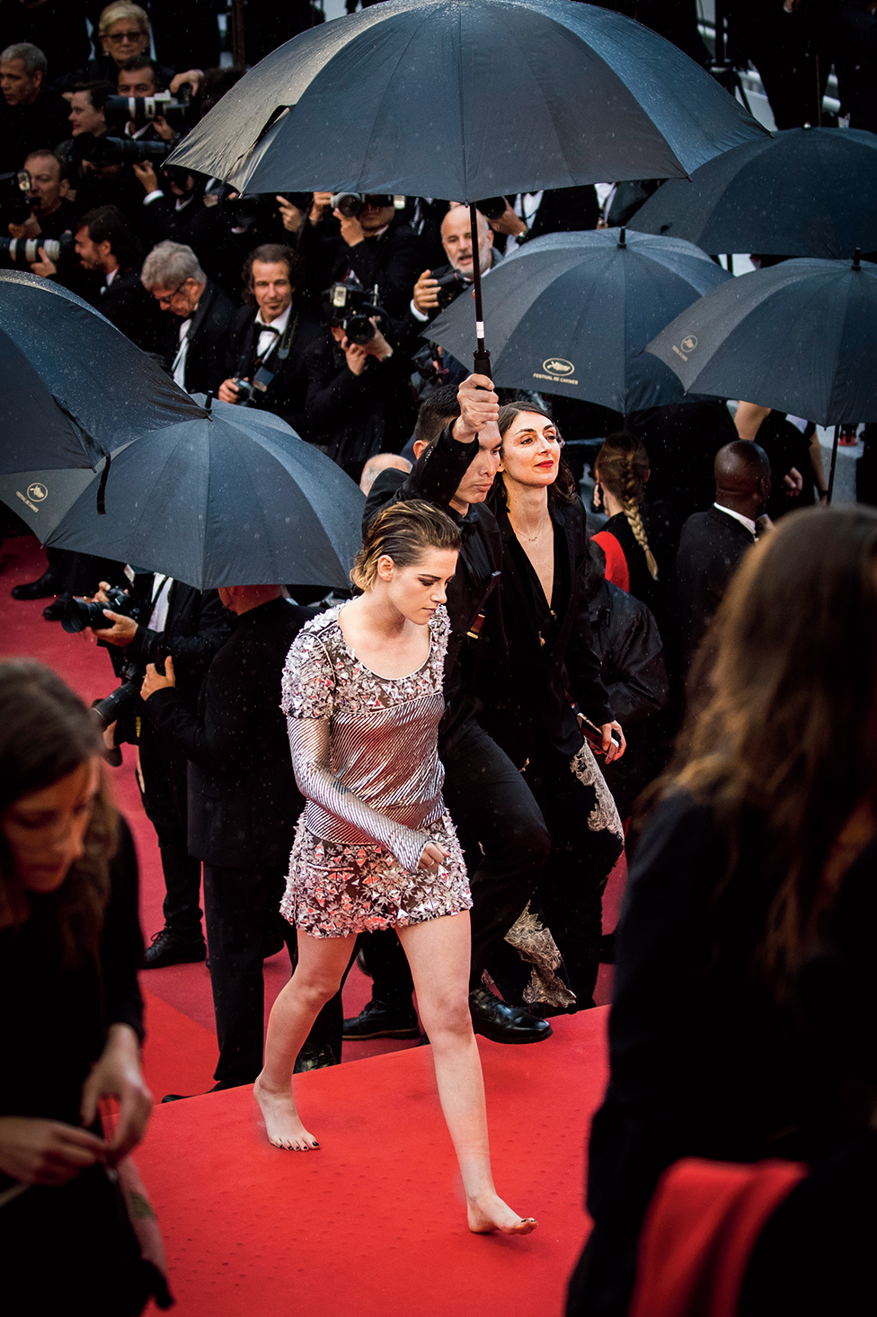 At Cannes Film Festival 2018, the actress took off her black heels on the red carpet and climbed the stairs barefeet confidently