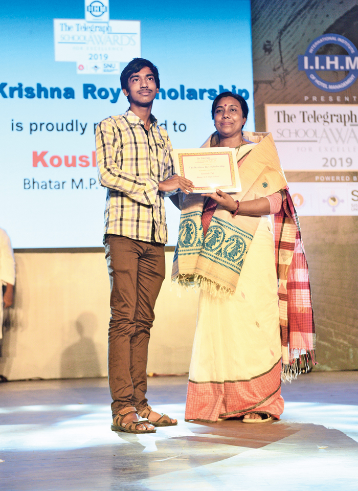 Koushik Pal receives the award from Murshida Khatun, headmistress of Sheikh Abdur Rajjak Memorial Girls High Madarsa