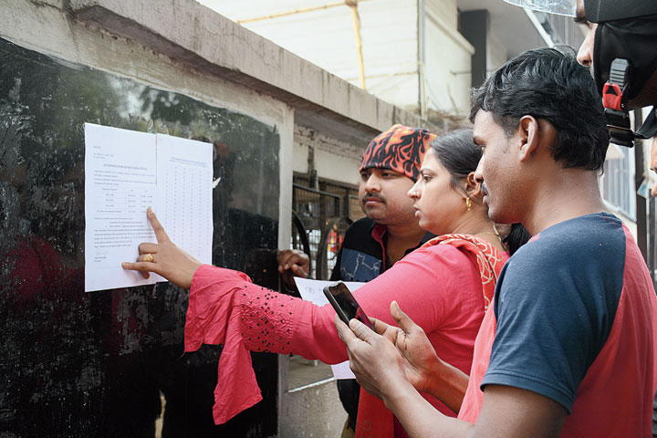 Parents check the Lkg admission list at Rajendra Vidyalaya in Jamshedpur on Saturday. 