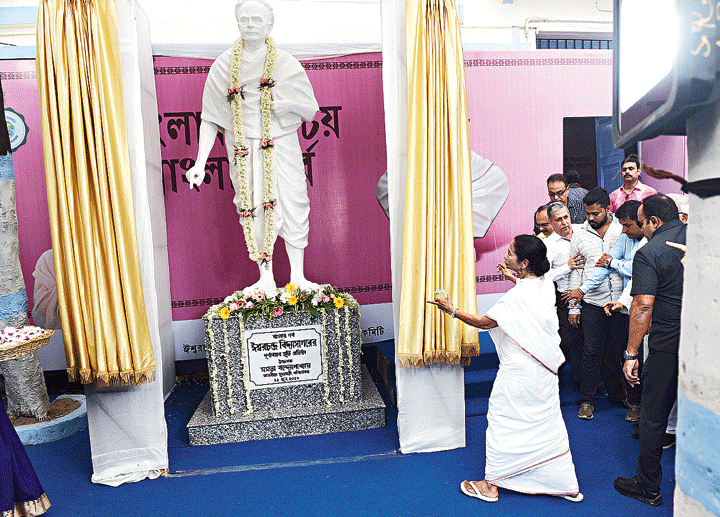 Mamata unveils the statue of Ishwarchandra Vidyasagar at Vidyasagar College in Calcutta on June 11
