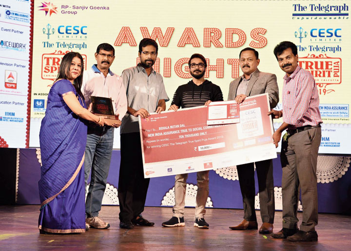 Shimanti Biswas (left), regional manager, The New India Assurance, and Debasish Banerjee, managing director, distribution, CESC, and Prosenjit (second and third from right) with the members of Behala Natun Dal, winners of True to Social Commitment award