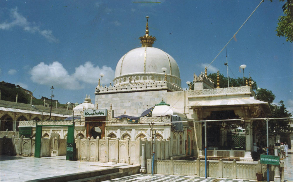 Bollywood | Jostling for a blessing at Ajmer Sharif dargah - Telegraph India