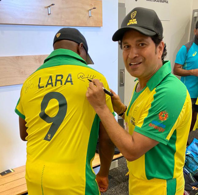 Sachin Tendulkar autographs Brian Lara’s shirt in Melbourne on Sunday