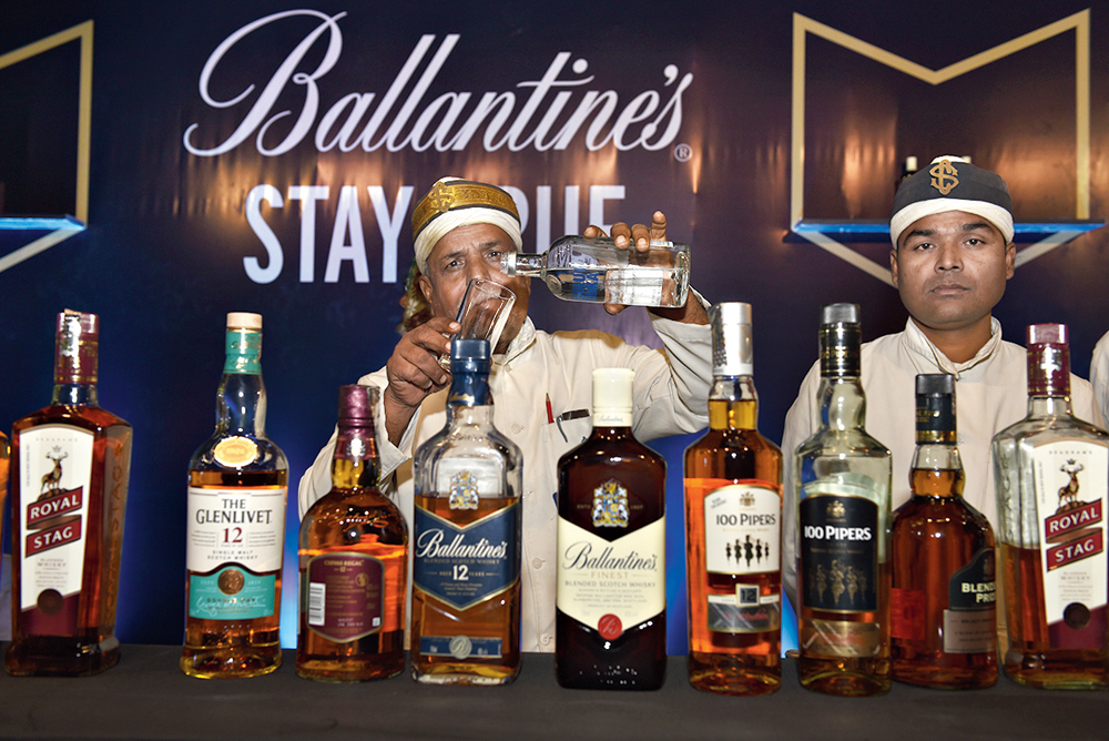 Besides the usual kebabs and Oriental dishes, we totally loved how the menu had typical winter dishes like Sarson da Saag and Makki di Roti from Amber along with Honey Glazed Ham from the club’s food counter. The food was washed down with straight drinks like vodka, whisky, wine and more.