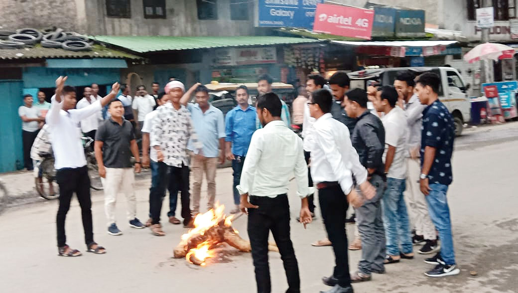 All Assam Chutia Students’ Union members burn an effigy of Arjun Munda in Doomdooma on Wednesday.