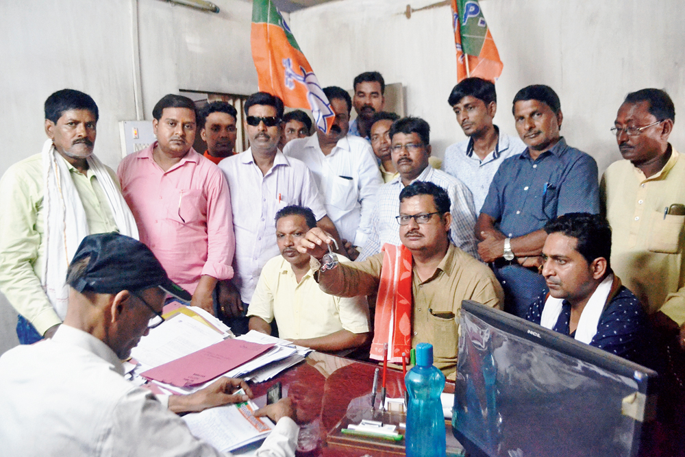 BJP supporters at the office of the JBVNL general manager-cum-chief engineer in Bistupur, Jamshedpur, on Tuesday