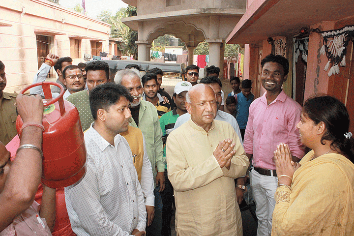 Saryu Roy meets a resident of Raghubar Nagar in Burmamines, Jamshedpur, on Saturday. 
