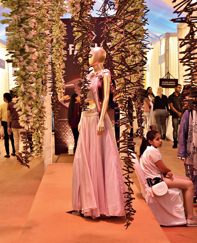 This installation made of twigs and tuberoses portrays the story of opposites — the hardness of the twigs and the softness of the flowers.