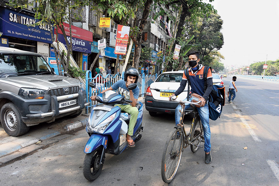 Two delivery men of an e-tailer near Tollygunge police station on Thursday. Between them the two had only seven deliveries on Thursday, they said.