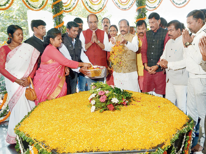 Chief minister Raghubar Das pays tribute to Birsa Munda’s memorial in Kokar, Ranchi, on Friday