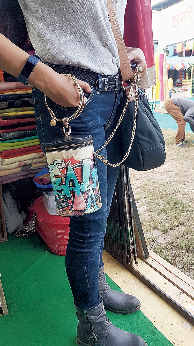 Cylindrical hand bag