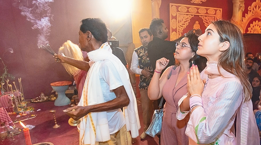 The actress folds her hands before the CK-CL Block idol