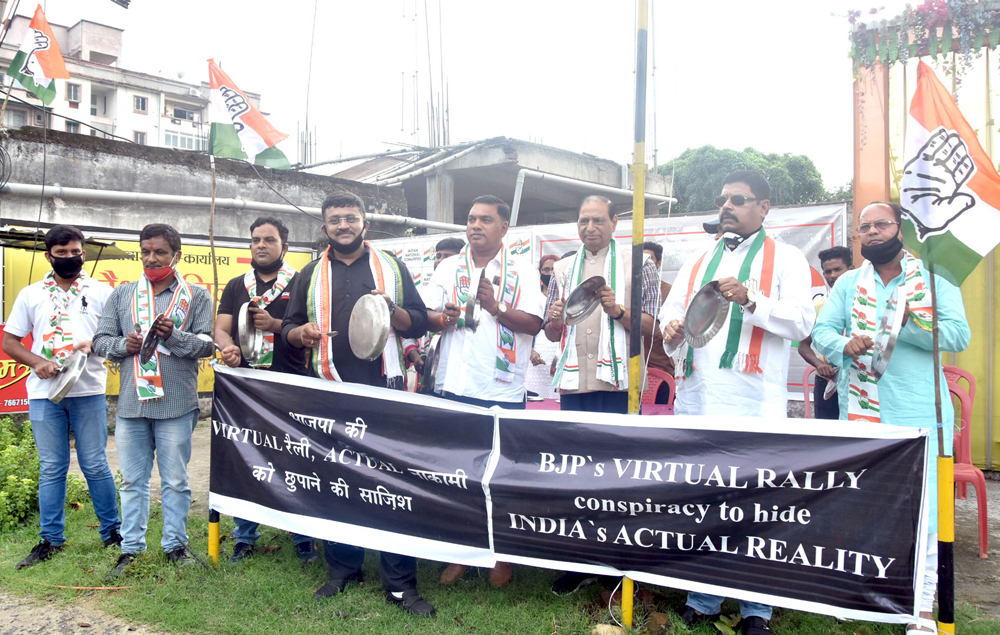 Congress leaders at the protest in Dhanbad on Sunday