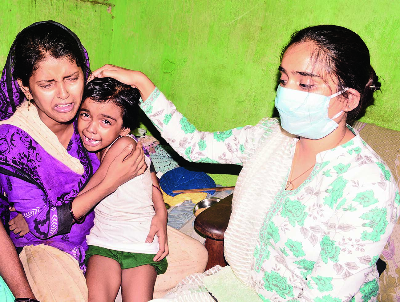 Jharia MLA Purnima Singh consoles Mahtab’s wife and child at their Chasnala home in Dhanbad on Saturday. 