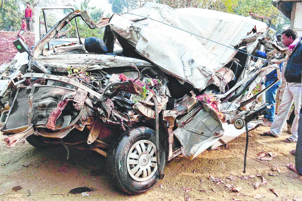 12 die as car rams into truck - Telegraph India