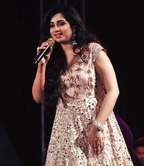 Shreya Ghoshal sings and makes the Nazrul Mancha crowd Deewani Mastani -  Telegraph India
