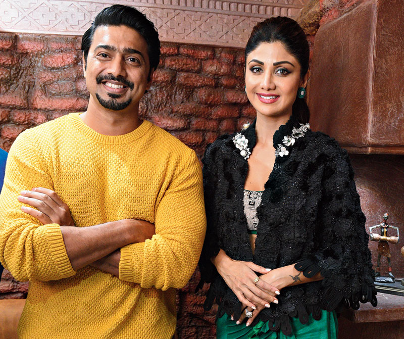 Dev added a dash of sunshine at the party as he struck a pose with Shilpa. “This place is a must for art lovers and unless one comes here it’s difficult to believe all the amazing things that they have. Dutta’s is a paradise for people who are collectors of good art pieces,” said Dev who sported a beard for his upcoming film.