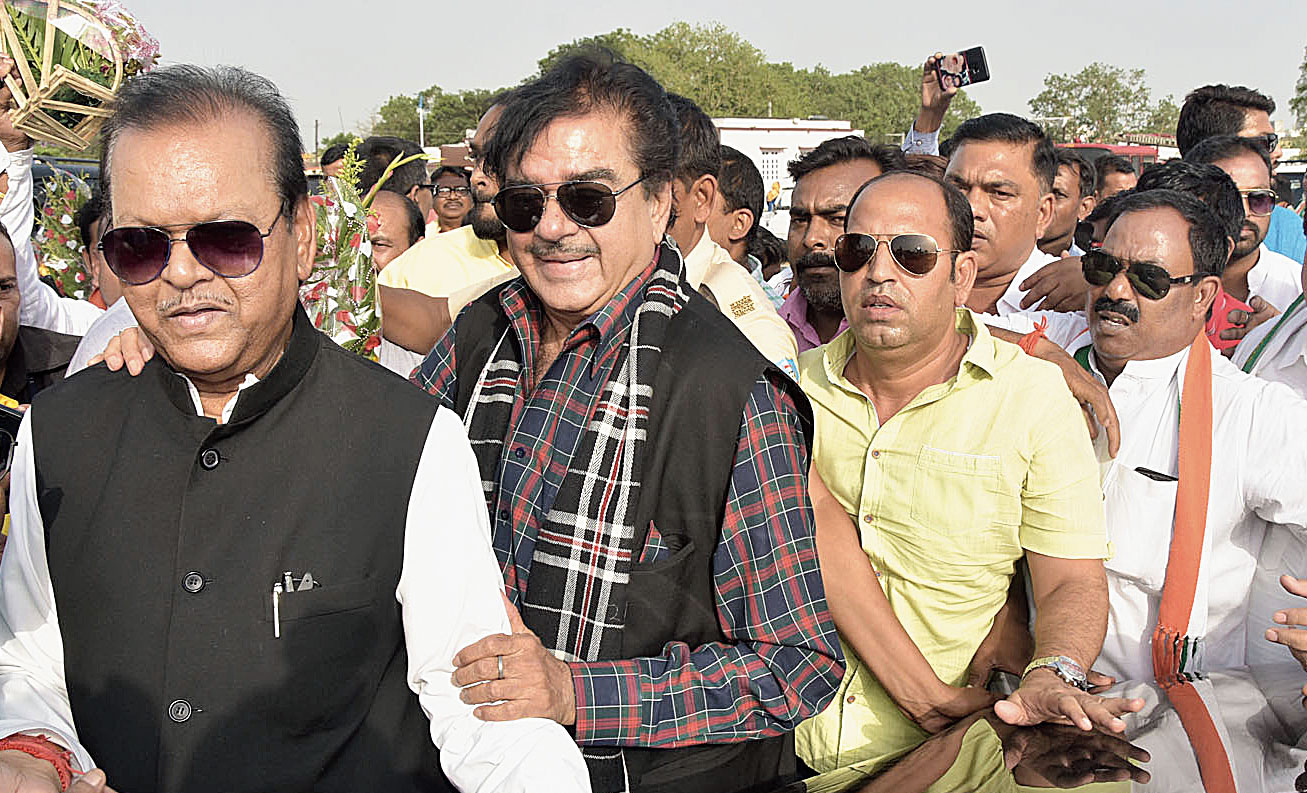 Shatrughan Sinha and Subodh Kant Sahay at the election rally in Dhanbad on Thursday. 
