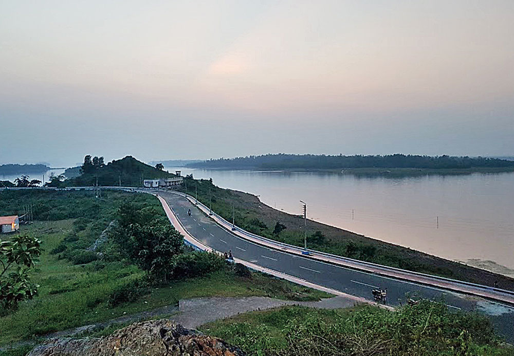 Mukutmanipur Dam offers the most beautiful views of the lake, especially during sunset. Built in the 1950s over the Kangsabati and Kumari rivers, the dam is 11km long and allows pedestrians and motorists on it