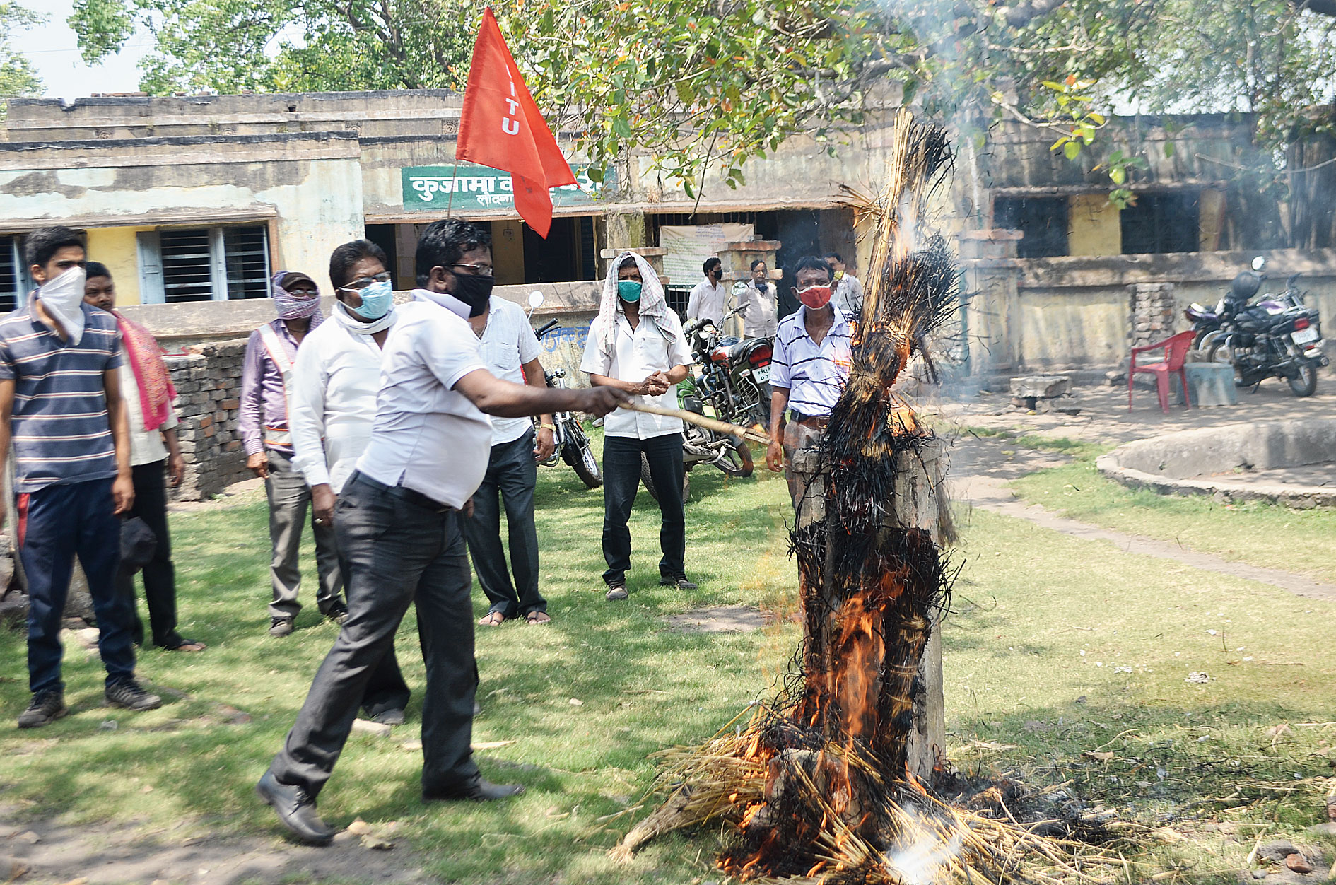 The workers burn effigies outside Kujama colliery office of BCCL in Jharia on Monday. 