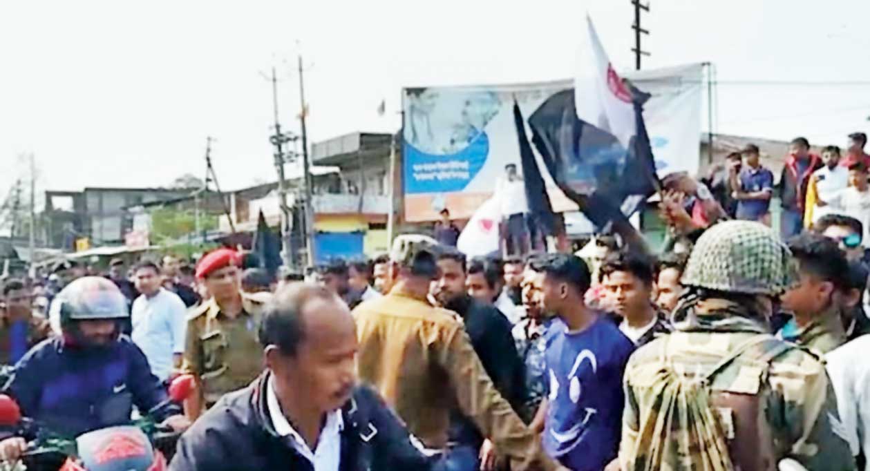 All Assam Students Union activists wave black flags at state BJP president Ranjeet Kumar Dass’s convoy at Chabua in Dibrugarh district on Thursday. 
