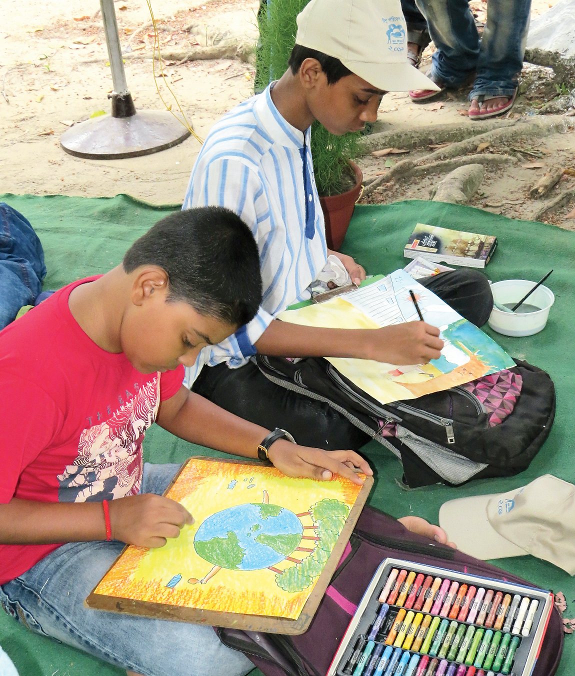 The sit-and-draw contest in progress in Bonobitan