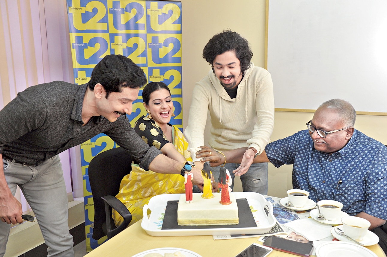 SAY CHEESE! Team Helicopter Eela goes ‘Yay’ as they cut the ‘Kajol’ cake!
