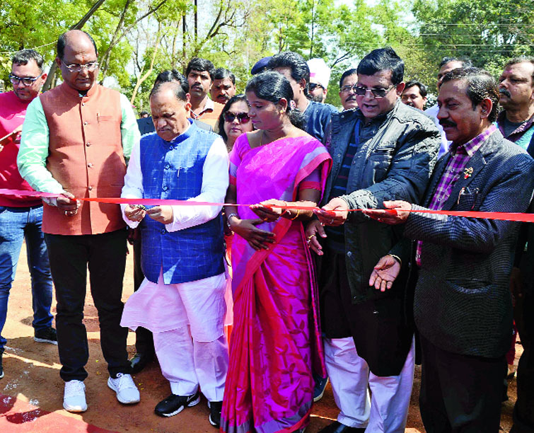 Urban development minister CP Singh (in blue bundi) along with mayor Asha Lakra, deputy mayor Sanjeev Vijayvargiya and Kanke MLA Jitu Charan Ram at the inauguration of the three-day festival.