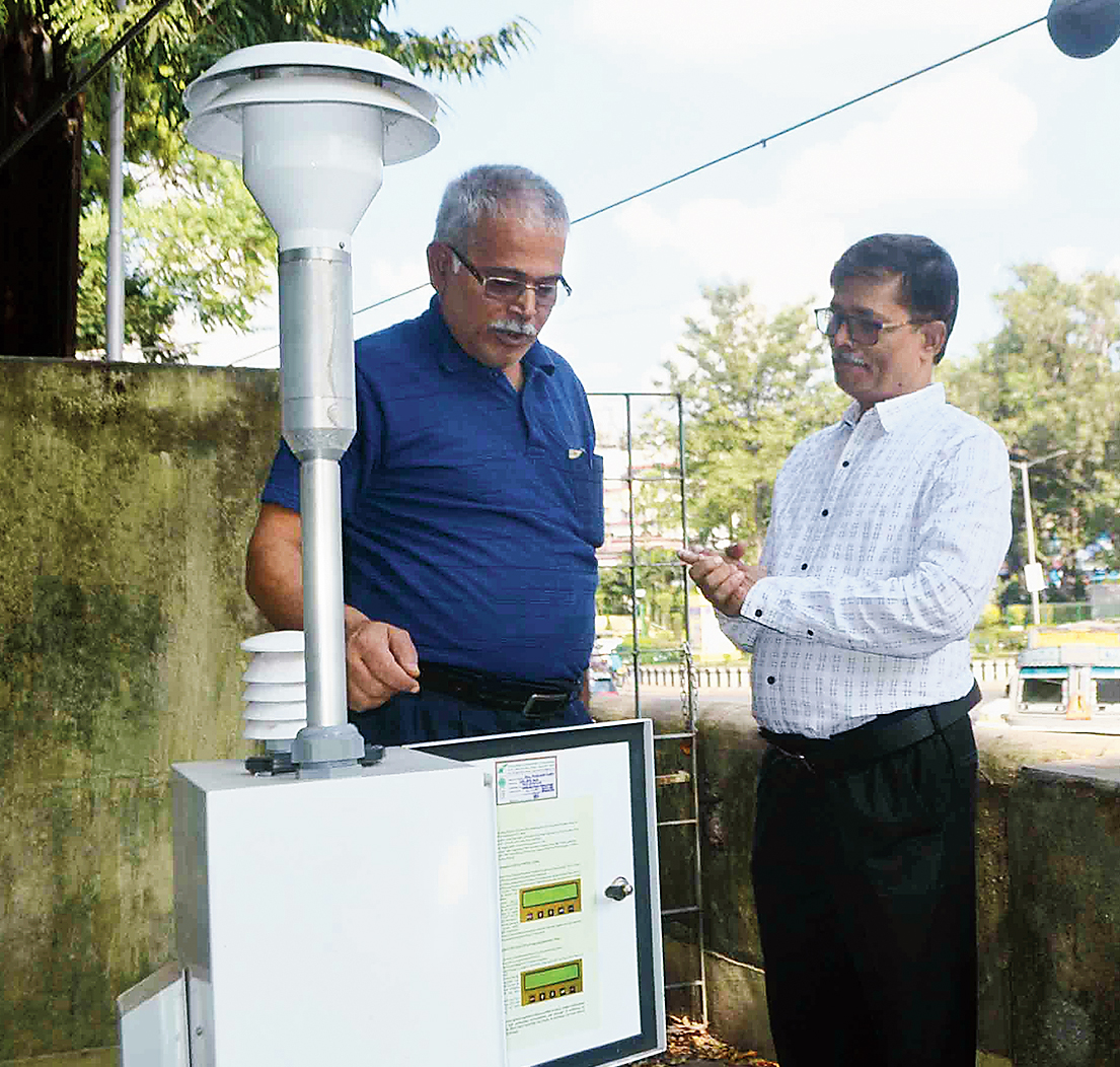 JSPCB’s Suresh Paswan (right) takes a look at a new PM2.5 sampler in Jamshedpur on Friday. 
