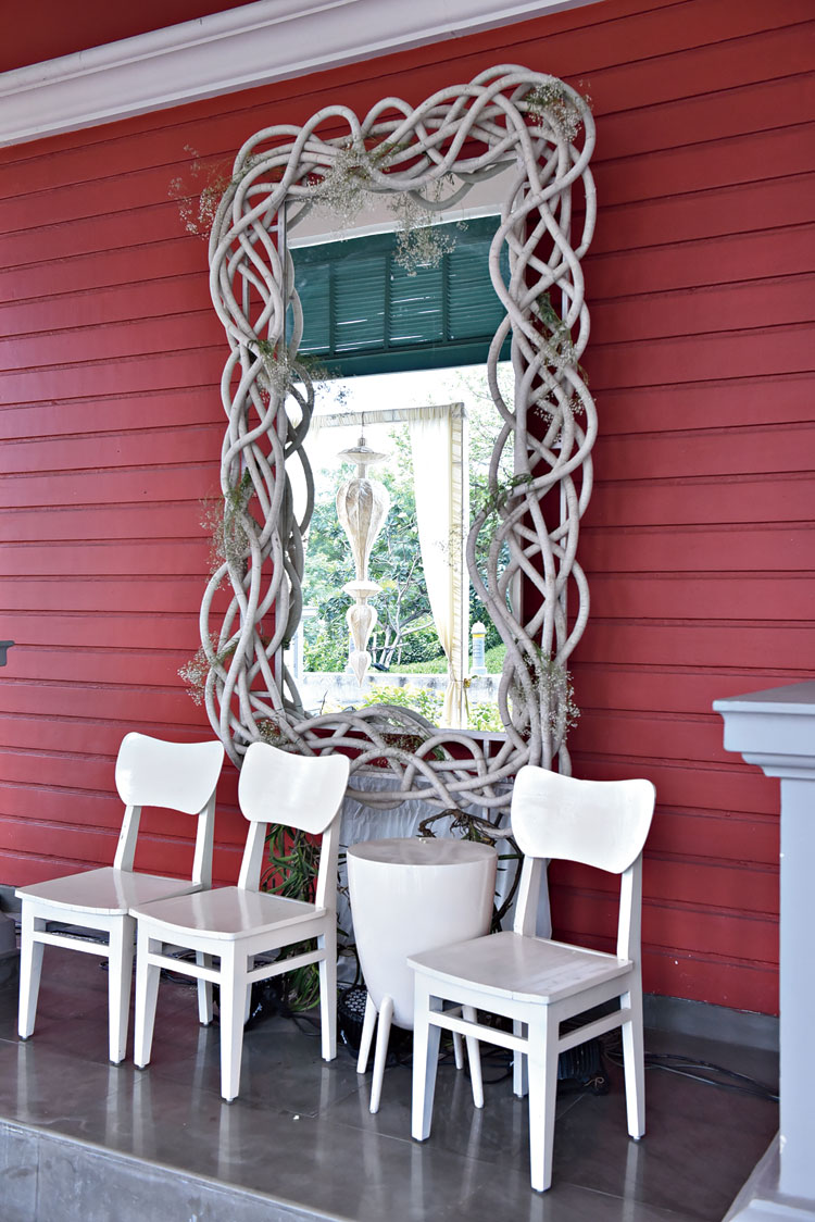 Mirrors with frames made of pipes and ropes were placed in the corners, making for interesting accents.