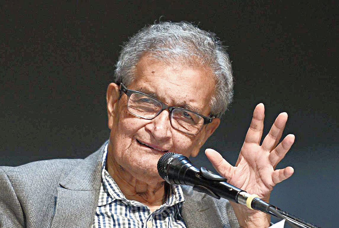Amartya Sen speaks to a packed audience at Jadavpur University.