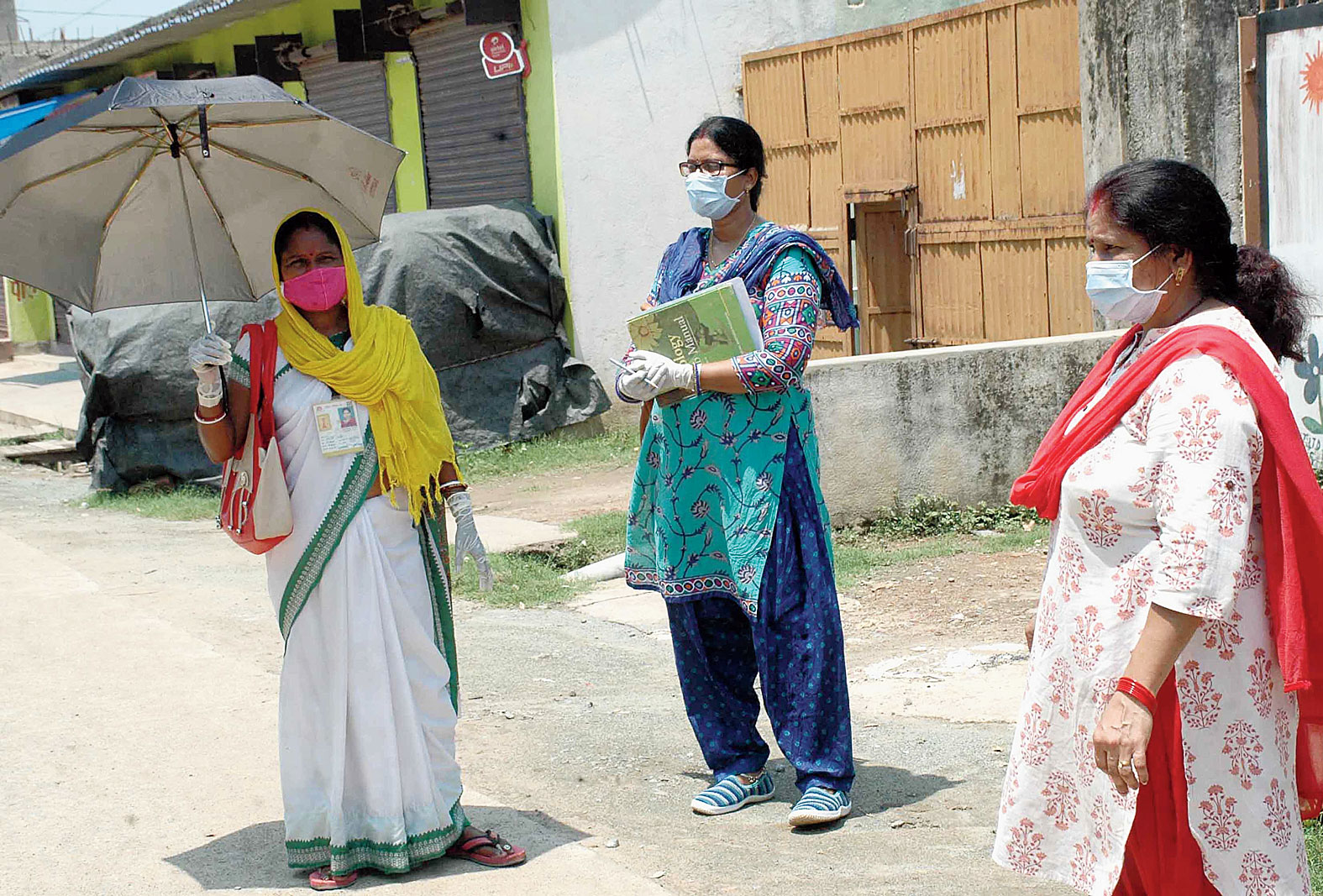 Sahiyas create awareness in Govindpur in Jamshedpur against vector-borne diseases. 