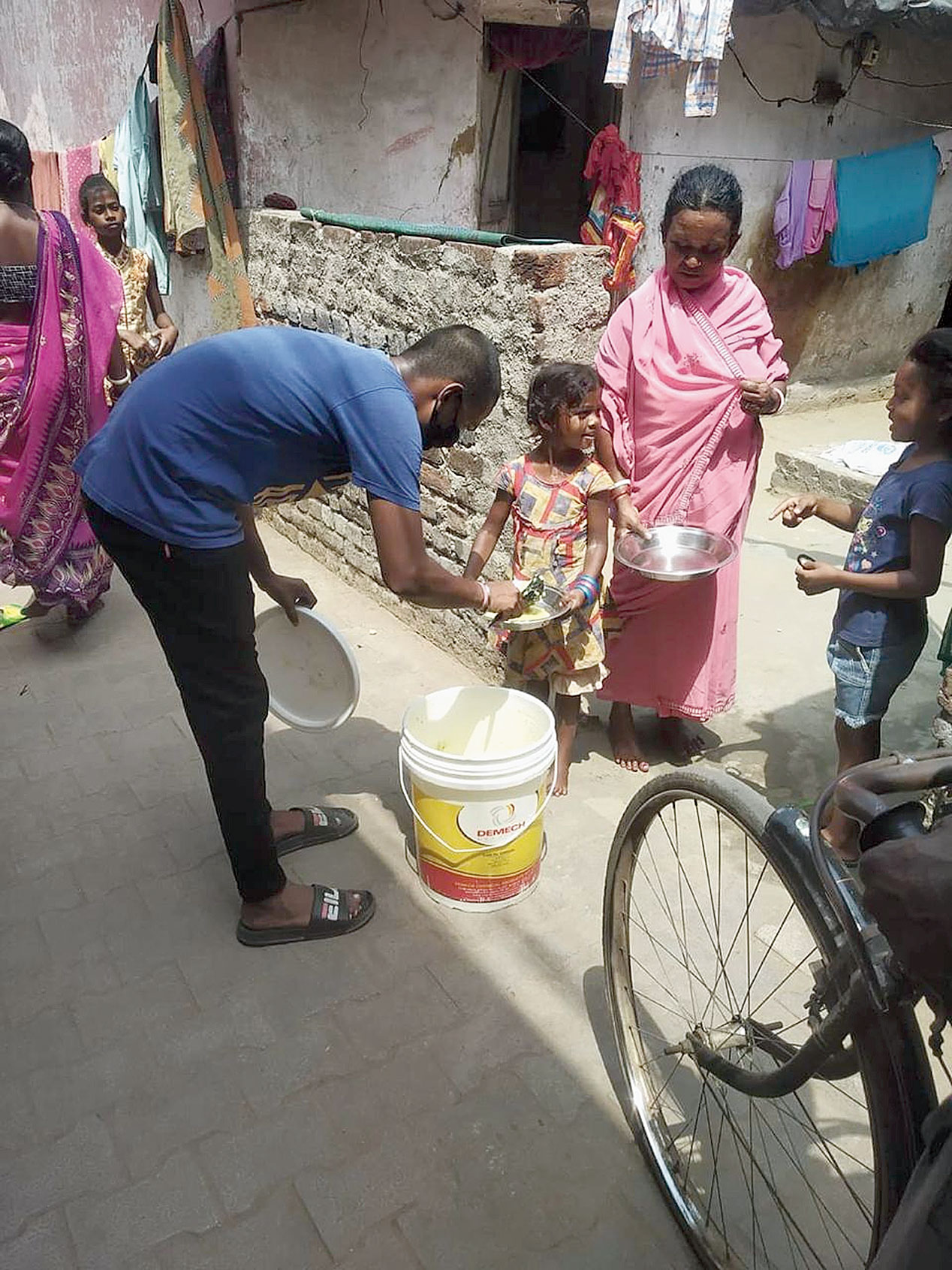 Members of Naman, a social outfit, distribute food at Bhuiyandih. 