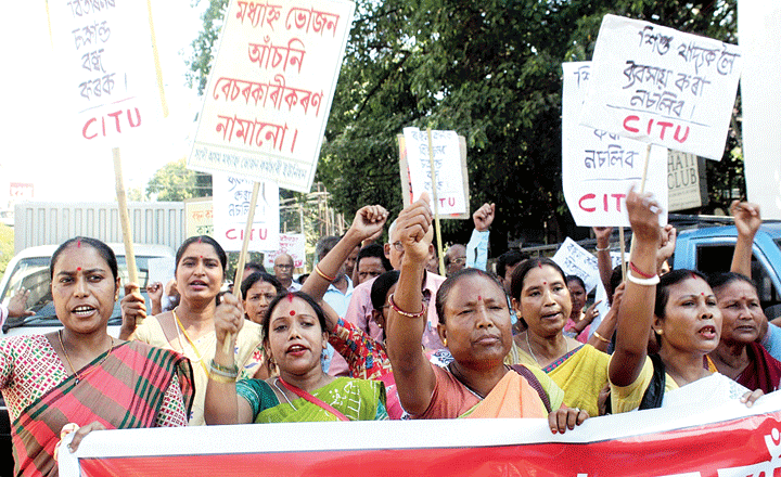 Midday meal workers protest on Sunday
