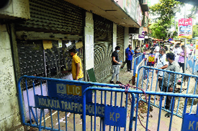 Queue outside a liquor store in Bhowanipore on Tuesday. 