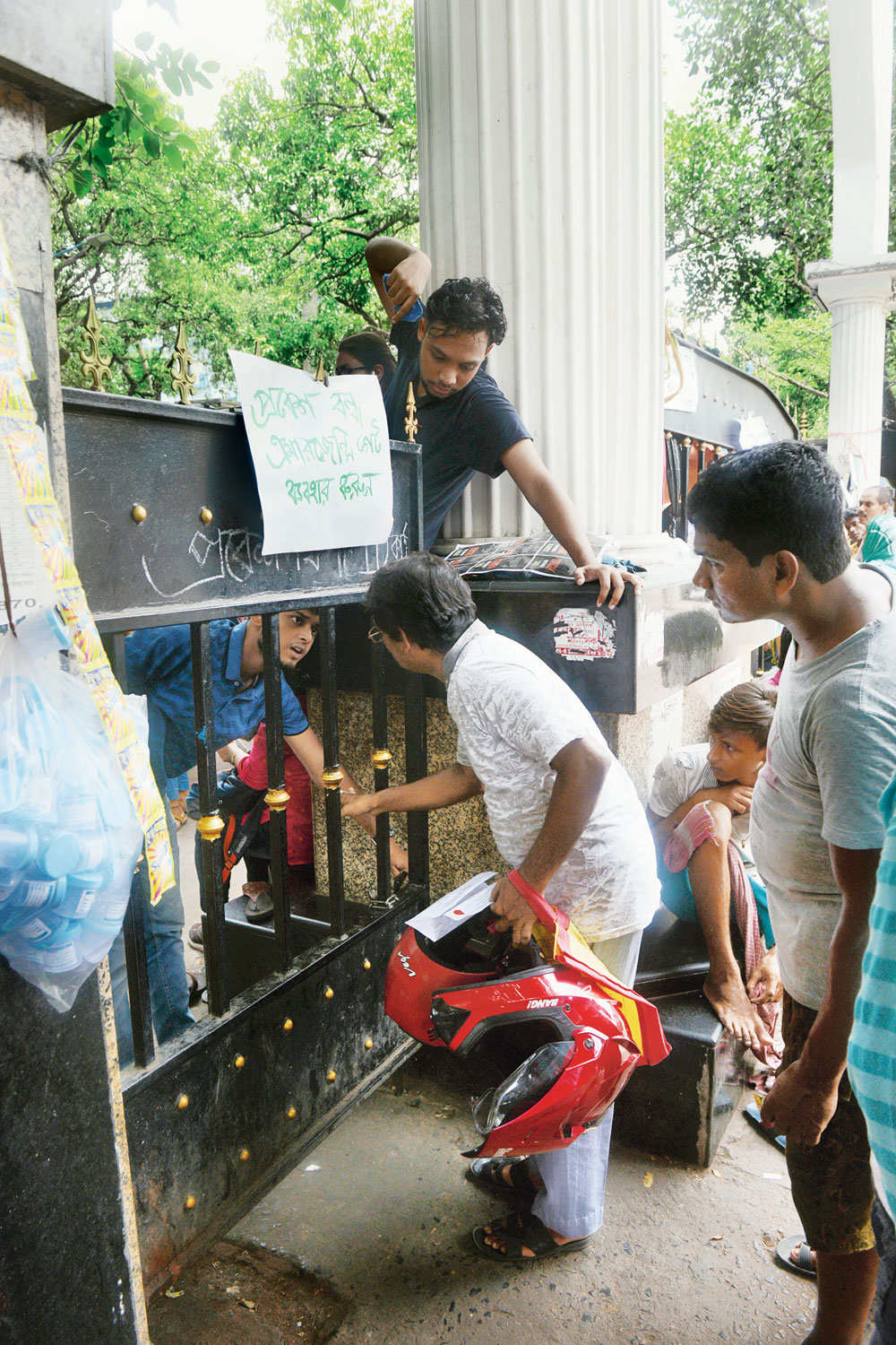 A man who wanted to visit the fair price shops for medicines at NRS Medical College and Hospital is directed to take the emergency gate opposite Prachi cinema. The protesting doctors had put up a notice on the gate saying “main gate closed, use the emergency gate (the gate near the emergency ward)”