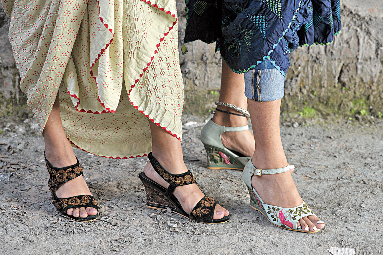 Icewalk Brands Women's 909-20 Partywear Wedding Platform Heels Chappal  Slippers (Golden) :: RAJASHOES
