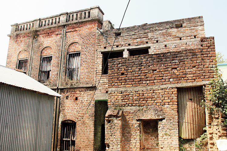 The dilapidated home of Jatindranath Sengupta at Haripur near Santipur. 

