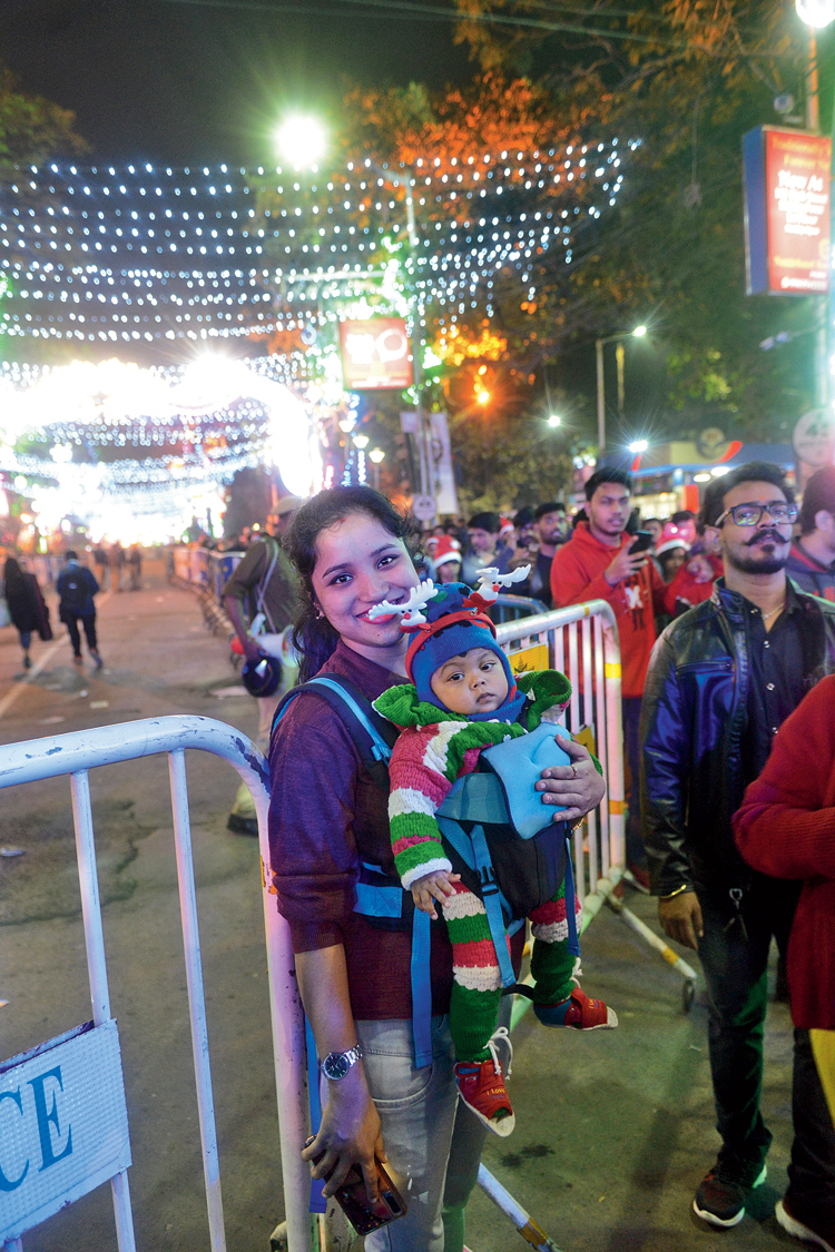 Debut with kid: Shilpa Das, a Lake Town homemaker, came with her two-year-old daughter Shruti. Park Street on Christmas was a first for both. “I did not expect so many people,” said Shilpa, buying a reindeer headgear.