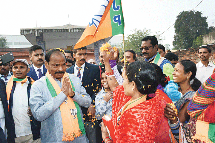 Raghubar Das greets people during a roadshow at Babudih in Sidhgora, Jamshedpur, on Monday. 