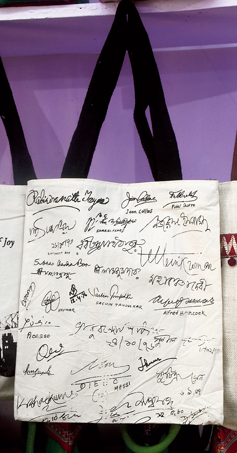 About: From Tagore to Shakespeare, Sachin to Messi, these bags have an autograph of whoever you are a fan of. “We sourced these autographs from the Net, scanned and then printed them on jute bags,” said Mamata Dhali, who has come from Barrackpore.