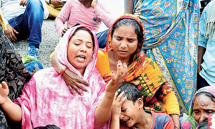 Family members of Nazimul Sheikh grieve at Murshidabad Medical College and Hospital on Monday. 