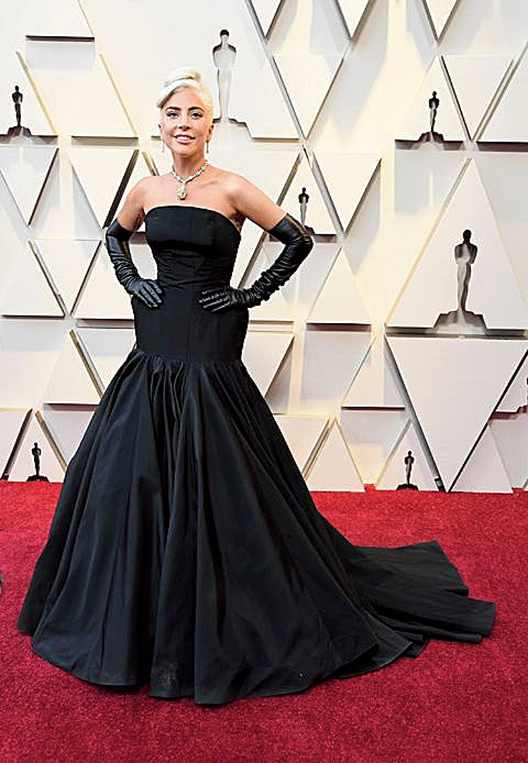 There was no missing Lady Gaga at the 2019 Oscars. The actor looked classy from head to toe in an off-shoulder Alexander McQueen gown, leather gloves and those chunky 128.54-carat yellow diamonds around her neck. #Stunning