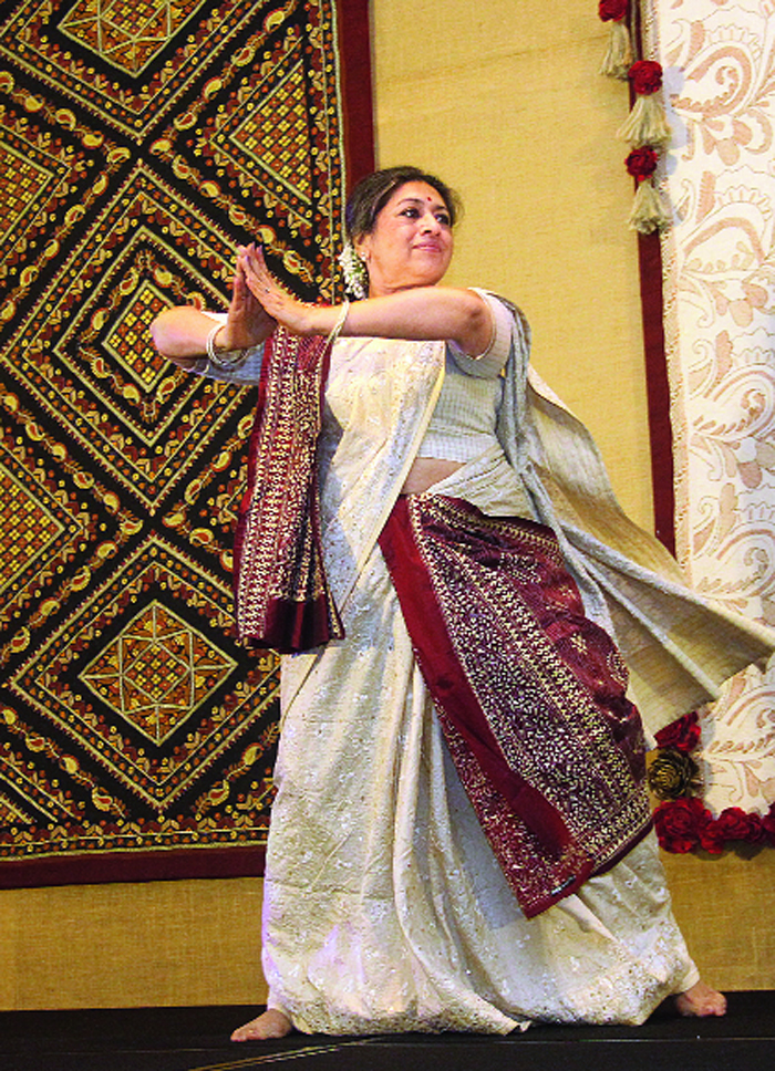 Tanusree Shankar looked graceful in red and white while performing a solo dance to Jaago Durga.