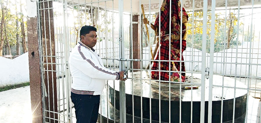 A member of Mahatma Gandhi Smarak Vikas Nyas Samiti locks the gate of the memorial in Hazaribagh where a new statue of Bapu was erected on Monday. 
